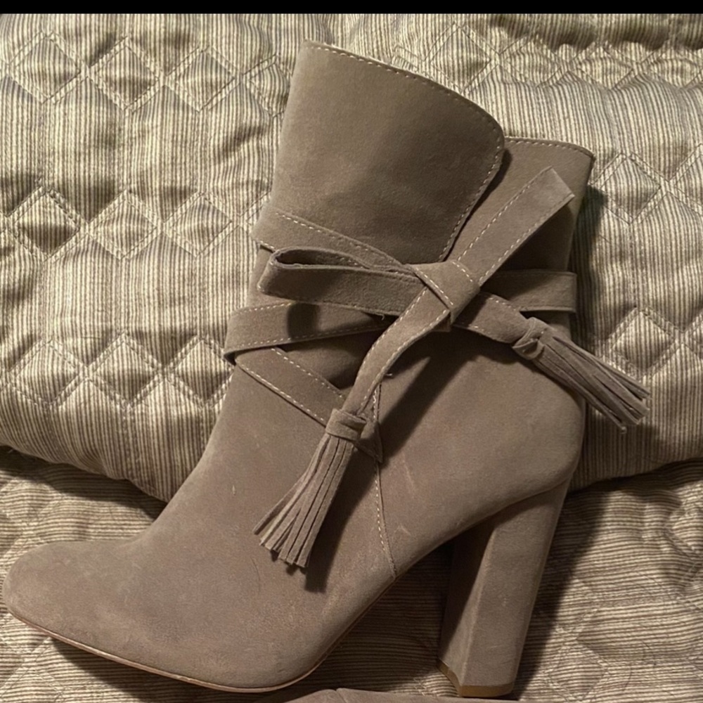 Size 10 JustFab tan heeled booties.